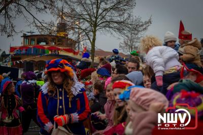 Kinderen genieten volop van de feestelijke aankomst van Sinterklaas op zijn stoomboot, gevolgd door een vrolijke stoet van Pietenboten in de haven van Elburg. - © NWVFoto.nl