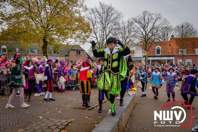 Kinderen genieten volop van de feestelijke aankomst van Sinterklaas op zijn stoomboot, gevolgd door een vrolijke stoet van Pietenboten in de haven van Elburg. - © NWVFoto.nl