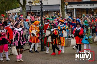 Kinderen genieten volop van de feestelijke aankomst van Sinterklaas op zijn stoomboot, gevolgd door een vrolijke stoet van Pietenboten in de haven van Elburg. - © NWVFoto.nl