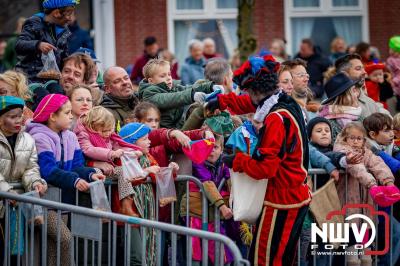 Kinderen genieten volop van de feestelijke aankomst van Sinterklaas op zijn stoomboot, gevolgd door een vrolijke stoet van Pietenboten in de haven van Elburg. - © NWVFoto.nl