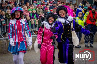 Kinderen genieten volop van de feestelijke aankomst van Sinterklaas op zijn stoomboot, gevolgd door een vrolijke stoet van Pietenboten in de haven van Elburg. - © NWVFoto.nl