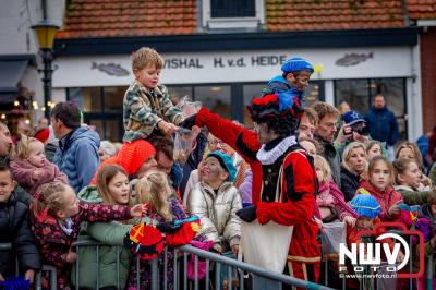 Kinderen genieten volop van de feestelijke aankomst van Sinterklaas op zijn stoomboot, gevolgd door een vrolijke stoet van Pietenboten in de haven van Elburg. - © NWVFoto.nl