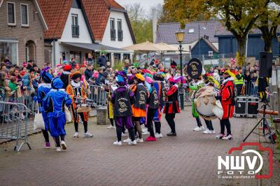 Kinderen genieten volop van de feestelijke aankomst van Sinterklaas op zijn stoomboot, gevolgd door een vrolijke stoet van Pietenboten in de haven van Elburg. - © NWVFoto.nl