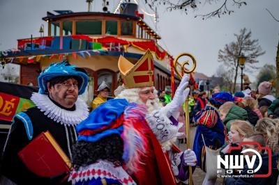 Kinderen genieten volop van de feestelijke aankomst van Sinterklaas op zijn stoomboot, gevolgd door een vrolijke stoet van Pietenboten in de haven van Elburg. - © NWVFoto.nl