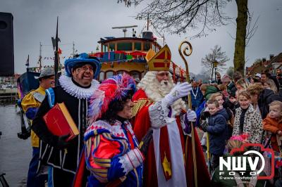 Kinderen genieten volop van de feestelijke aankomst van Sinterklaas op zijn stoomboot, gevolgd door een vrolijke stoet van Pietenboten in de haven van Elburg. - © NWVFoto.nl