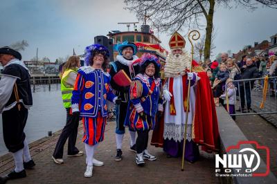 Kinderen genieten volop van de feestelijke aankomst van Sinterklaas op zijn stoomboot, gevolgd door een vrolijke stoet van Pietenboten in de haven van Elburg. - © NWVFoto.nl