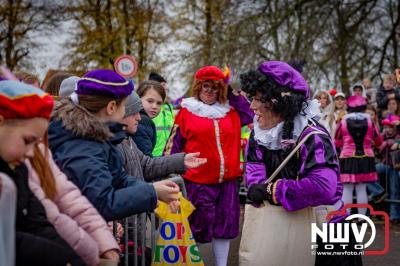 Kinderen genieten volop van de feestelijke aankomst van Sinterklaas op zijn stoomboot, gevolgd door een vrolijke stoet van Pietenboten in de haven van Elburg. - © NWVFoto.nl