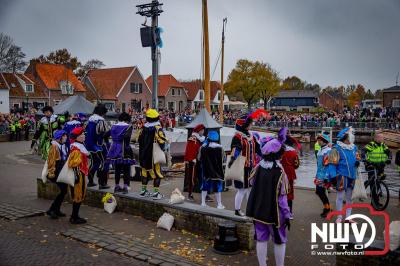 Kinderen genieten volop van de feestelijke aankomst van Sinterklaas op zijn stoomboot, gevolgd door een vrolijke stoet van Pietenboten in de haven van Elburg. - © NWVFoto.nl