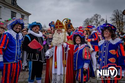 Kinderen genieten volop van de feestelijke aankomst van Sinterklaas op zijn stoomboot, gevolgd door een vrolijke stoet van Pietenboten in de haven van Elburg. - © NWVFoto.nl