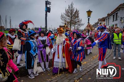 Kinderen genieten volop van de feestelijke aankomst van Sinterklaas op zijn stoomboot, gevolgd door een vrolijke stoet van Pietenboten in de haven van Elburg. - © NWVFoto.nl