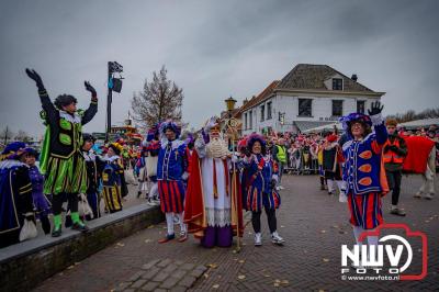 Kinderen genieten volop van de feestelijke aankomst van Sinterklaas op zijn stoomboot, gevolgd door een vrolijke stoet van Pietenboten in de haven van Elburg. - © NWVFoto.nl