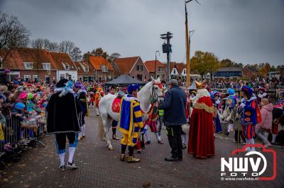 Kinderen genieten volop van de feestelijke aankomst van Sinterklaas op zijn stoomboot, gevolgd door een vrolijke stoet van Pietenboten in de haven van Elburg. - © NWVFoto.nl