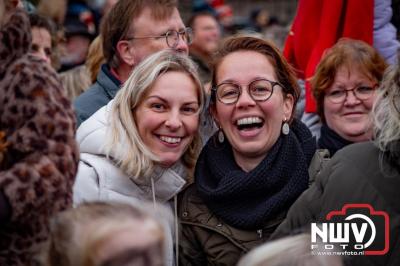 Kinderen genieten volop van de feestelijke aankomst van Sinterklaas op zijn stoomboot, gevolgd door een vrolijke stoet van Pietenboten in de haven van Elburg. - © NWVFoto.nl