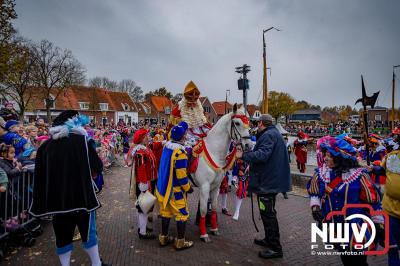 Kinderen genieten volop van de feestelijke aankomst van Sinterklaas op zijn stoomboot, gevolgd door een vrolijke stoet van Pietenboten in de haven van Elburg. - © NWVFoto.nl