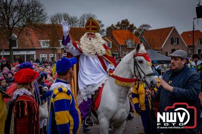 Kinderen genieten volop van de feestelijke aankomst van Sinterklaas op zijn stoomboot, gevolgd door een vrolijke stoet van Pietenboten in de haven van Elburg. - © NWVFoto.nl