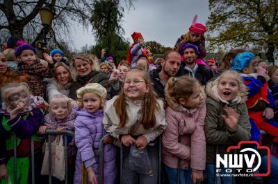 Kinderen genieten volop van de feestelijke aankomst van Sinterklaas op zijn stoomboot, gevolgd door een vrolijke stoet van Pietenboten in de haven van Elburg. - © NWVFoto.nl