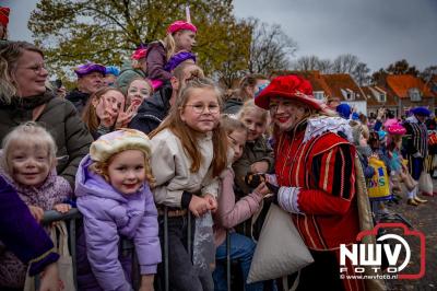 Kinderen genieten volop van de feestelijke aankomst van Sinterklaas op zijn stoomboot, gevolgd door een vrolijke stoet van Pietenboten in de haven van Elburg. - © NWVFoto.nl