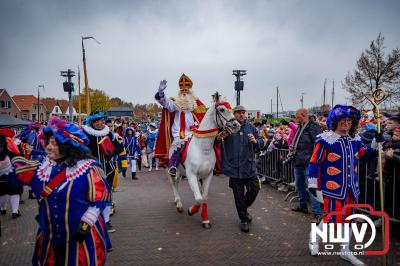 Kinderen genieten volop van de feestelijke aankomst van Sinterklaas op zijn stoomboot, gevolgd door een vrolijke stoet van Pietenboten in de haven van Elburg. - © NWVFoto.nl