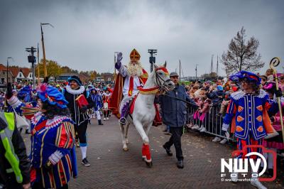 Kinderen genieten volop van de feestelijke aankomst van Sinterklaas op zijn stoomboot, gevolgd door een vrolijke stoet van Pietenboten in de haven van Elburg. - © NWVFoto.nl