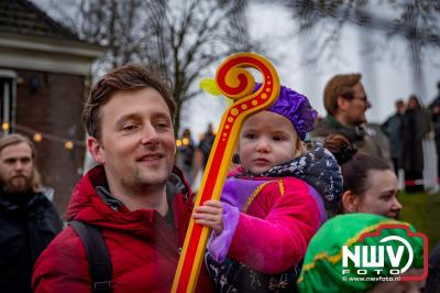 Kinderen genieten volop van de feestelijke aankomst van Sinterklaas op zijn stoomboot, gevolgd door een vrolijke stoet van Pietenboten in de haven van Elburg. - © NWVFoto.nl