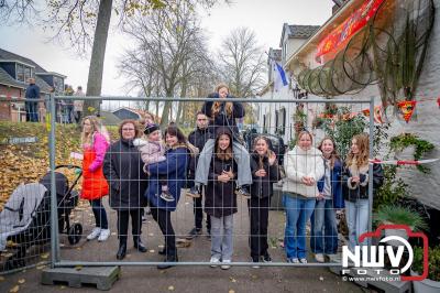 Kinderen genieten volop van de feestelijke aankomst van Sinterklaas op zijn stoomboot, gevolgd door een vrolijke stoet van Pietenboten in de haven van Elburg. - © NWVFoto.nl