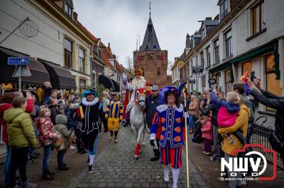 Kinderen genieten volop van de feestelijke aankomst van Sinterklaas op zijn stoomboot, gevolgd door een vrolijke stoet van Pietenboten in de haven van Elburg. - © NWVFoto.nl