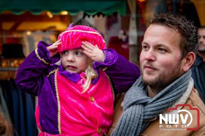 Kinderen genieten volop van de feestelijke aankomst van Sinterklaas op zijn stoomboot, gevolgd door een vrolijke stoet van Pietenboten in de haven van Elburg. - © NWVFoto.nl