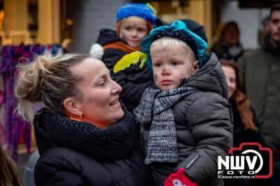 Kinderen genieten volop van de feestelijke aankomst van Sinterklaas op zijn stoomboot, gevolgd door een vrolijke stoet van Pietenboten in de haven van Elburg. - © NWVFoto.nl