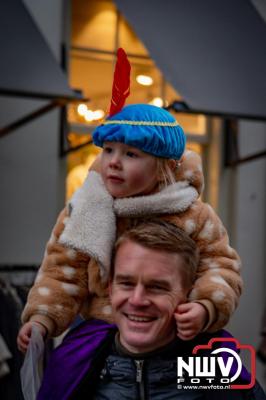 Kinderen genieten volop van de feestelijke aankomst van Sinterklaas op zijn stoomboot, gevolgd door een vrolijke stoet van Pietenboten in de haven van Elburg. - © NWVFoto.nl