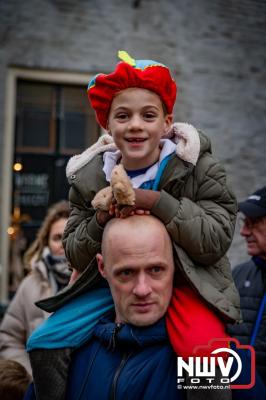 Kinderen genieten volop van de feestelijke aankomst van Sinterklaas op zijn stoomboot, gevolgd door een vrolijke stoet van Pietenboten in de haven van Elburg. - © NWVFoto.nl