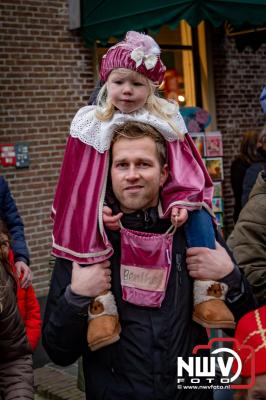 Kinderen genieten volop van de feestelijke aankomst van Sinterklaas op zijn stoomboot, gevolgd door een vrolijke stoet van Pietenboten in de haven van Elburg. - © NWVFoto.nl