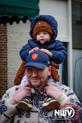 Kinderen genieten volop van de feestelijke aankomst van Sinterklaas op zijn stoomboot, gevolgd door een vrolijke stoet van Pietenboten in de haven van Elburg. - © NWVFoto.nl