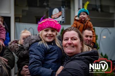 Kinderen genieten volop van de feestelijke aankomst van Sinterklaas op zijn stoomboot, gevolgd door een vrolijke stoet van Pietenboten in de haven van Elburg. - © NWVFoto.nl