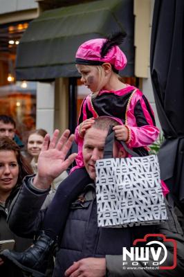 Kinderen genieten volop van de feestelijke aankomst van Sinterklaas op zijn stoomboot, gevolgd door een vrolijke stoet van Pietenboten in de haven van Elburg. - © NWVFoto.nl