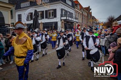 Kinderen genieten volop van de feestelijke aankomst van Sinterklaas op zijn stoomboot, gevolgd door een vrolijke stoet van Pietenboten in de haven van Elburg. - © NWVFoto.nl