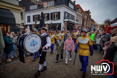 Kinderen genieten volop van de feestelijke aankomst van Sinterklaas op zijn stoomboot, gevolgd door een vrolijke stoet van Pietenboten in de haven van Elburg. - © NWVFoto.nl