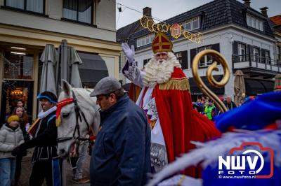 Kinderen genieten volop van de feestelijke aankomst van Sinterklaas op zijn stoomboot, gevolgd door een vrolijke stoet van Pietenboten in de haven van Elburg. - © NWVFoto.nl