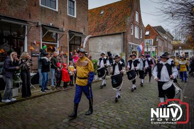 Kinderen genieten volop van de feestelijke aankomst van Sinterklaas op zijn stoomboot, gevolgd door een vrolijke stoet van Pietenboten in de haven van Elburg. - © NWVFoto.nl