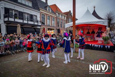 Kinderen genieten volop van de feestelijke aankomst van Sinterklaas op zijn stoomboot, gevolgd door een vrolijke stoet van Pietenboten in de haven van Elburg. - © NWVFoto.nl