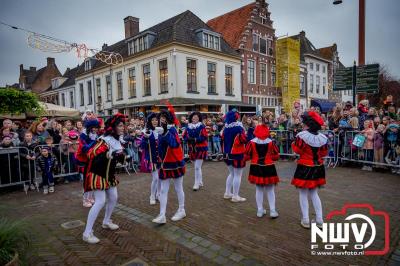 Kinderen genieten volop van de feestelijke aankomst van Sinterklaas op zijn stoomboot, gevolgd door een vrolijke stoet van Pietenboten in de haven van Elburg. - © NWVFoto.nl