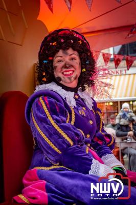 Kinderen genieten volop van de feestelijke aankomst van Sinterklaas op zijn stoomboot, gevolgd door een vrolijke stoet van Pietenboten in de haven van Elburg. - © NWVFoto.nl