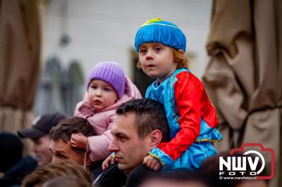 Kinderen genieten volop van de feestelijke aankomst van Sinterklaas op zijn stoomboot, gevolgd door een vrolijke stoet van Pietenboten in de haven van Elburg. - © NWVFoto.nl