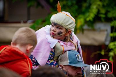 Kinderen genieten volop van de feestelijke aankomst van Sinterklaas op zijn stoomboot, gevolgd door een vrolijke stoet van Pietenboten in de haven van Elburg. - © NWVFoto.nl