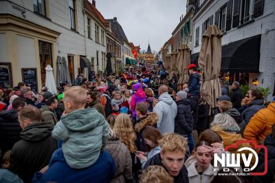 Kinderen genieten volop van de feestelijke aankomst van Sinterklaas op zijn stoomboot, gevolgd door een vrolijke stoet van Pietenboten in de haven van Elburg. - © NWVFoto.nl