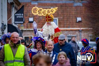 Kinderen genieten volop van de feestelijke aankomst van Sinterklaas op zijn stoomboot, gevolgd door een vrolijke stoet van Pietenboten in de haven van Elburg. - © NWVFoto.nl