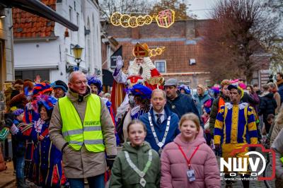 Kinderen genieten volop van de feestelijke aankomst van Sinterklaas op zijn stoomboot, gevolgd door een vrolijke stoet van Pietenboten in de haven van Elburg. - © NWVFoto.nl