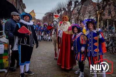 Kinderen genieten volop van de feestelijke aankomst van Sinterklaas op zijn stoomboot, gevolgd door een vrolijke stoet van Pietenboten in de haven van Elburg. - © NWVFoto.nl