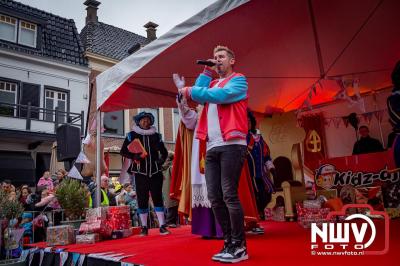 Kinderen genieten volop van de feestelijke aankomst van Sinterklaas op zijn stoomboot, gevolgd door een vrolijke stoet van Pietenboten in de haven van Elburg. - © NWVFoto.nl