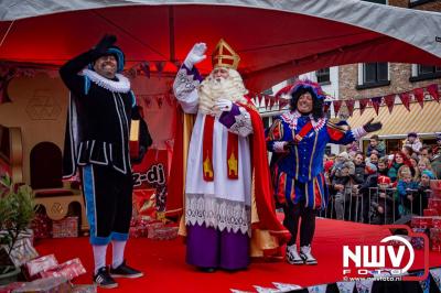 Kinderen genieten volop van de feestelijke aankomst van Sinterklaas op zijn stoomboot, gevolgd door een vrolijke stoet van Pietenboten in de haven van Elburg. - © NWVFoto.nl