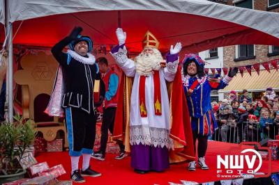 Kinderen genieten volop van de feestelijke aankomst van Sinterklaas op zijn stoomboot, gevolgd door een vrolijke stoet van Pietenboten in de haven van Elburg. - © NWVFoto.nl